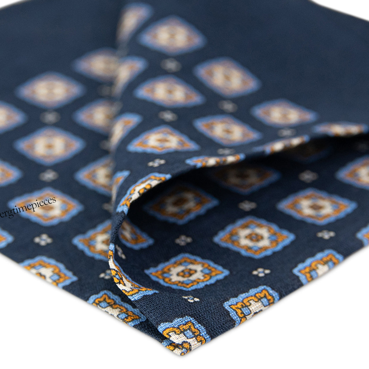 Alter Knabe Einstecktuch im Paisley Piazza Muster  close up