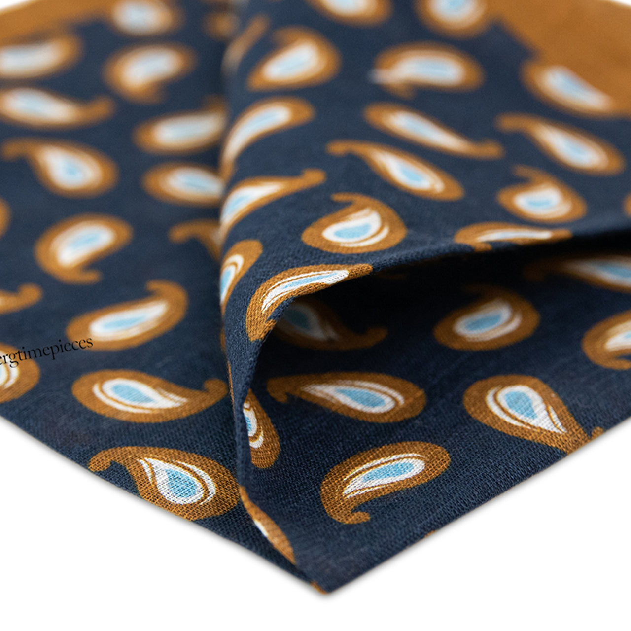 Alter Knabe Einstecktuch im Paisley Muster  Nahaufnahme