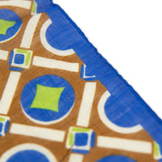 Alter Knabe Einstecktuch im 80s Muster  Nahaufnahme vorne Leinen