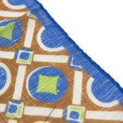 Alter Knabe Einstecktuch im 80s Muster Nahaufnahme hinten Leinen