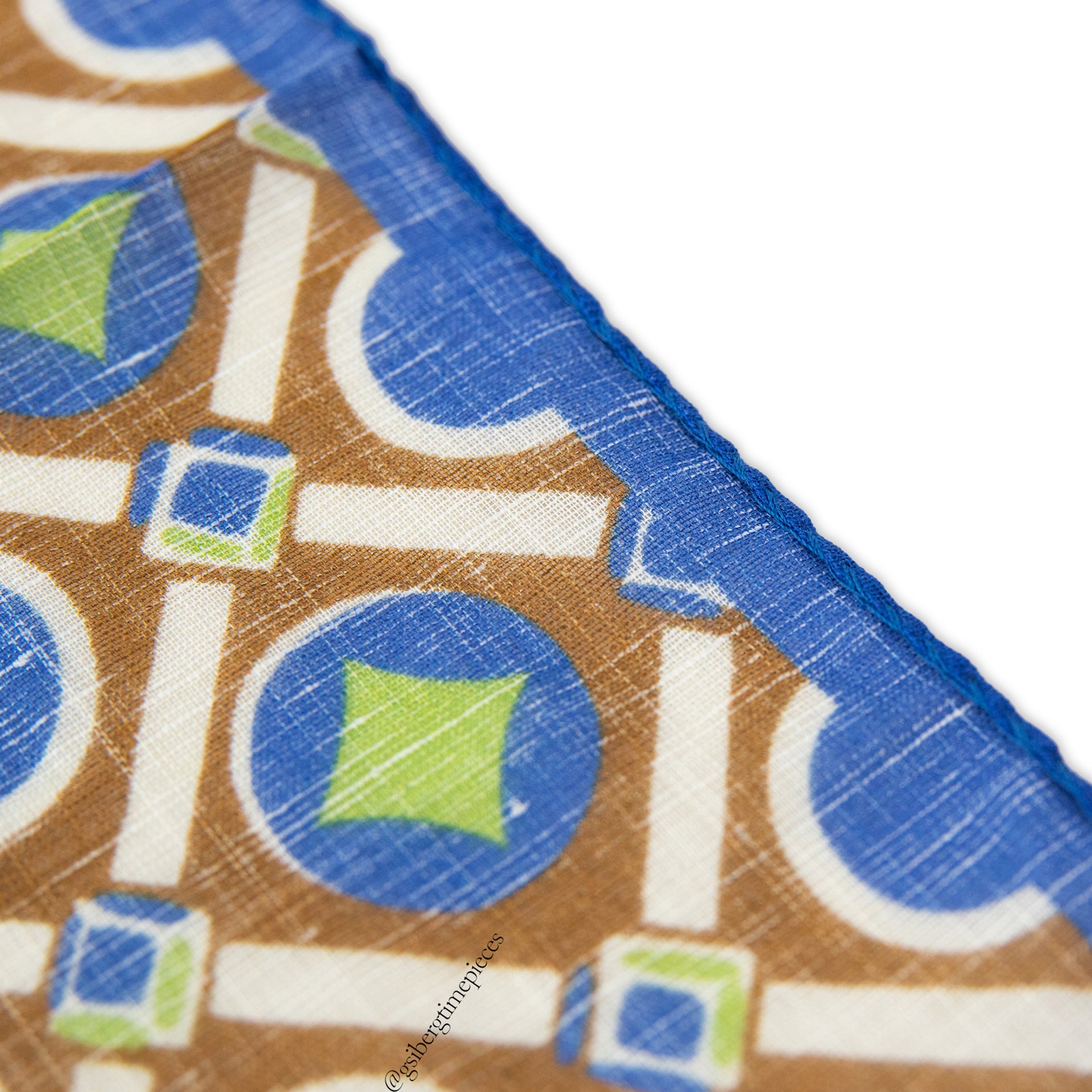 Alter Knabe Einstecktuch im 80s Muster Nahaufnahme hinten Leinen