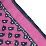 Alter Knabe Einstecktuch im Paisley Pink Muster  Nahaufnahme vorne