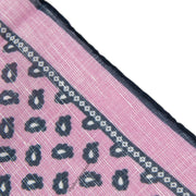 Alter Knabe Einstecktuch im Paisley Pink Muster  Nahaufnahme hinten