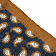 Nahaufnahme frontseite Alter Knabe Einstecktuch im Paisley Muster  