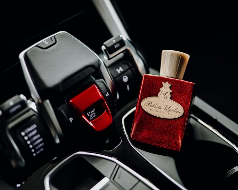 Roberto Ugolini 4 Rosso feinste Nischendüfte Hochqualitative Parfums Deutschland Österrereich Schweiz Duftcharakter rauchig orientalisch floral ein Powerduft Luxus in Vorarlberg Geschenkideen