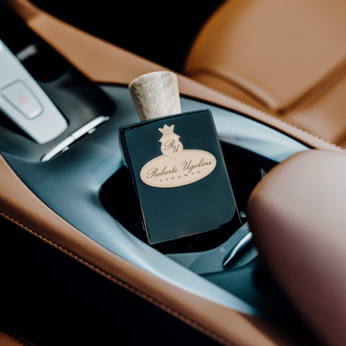 Roberto Ugolini Derby feinste Nischendüfte Hochqualitative Parfums Deutschland Österrereich Schweiz Duftcharakter holzig würzig Parfum für den Selbstbewussten Mann Powerduft für den Abend headturner Luxus in Vorarlberg Geschenkideen