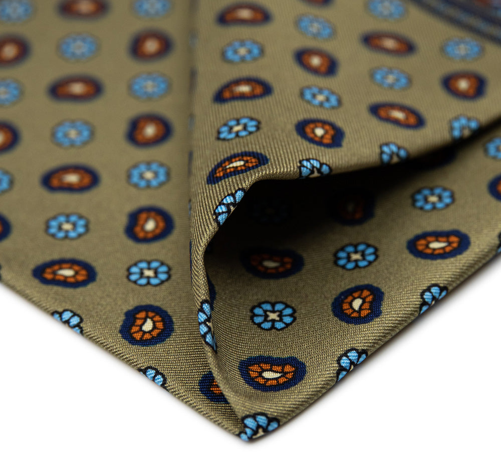 Alter Knabe VERDE OLIVIA Einstecktuch aus Seide front Ansicht geschwungen