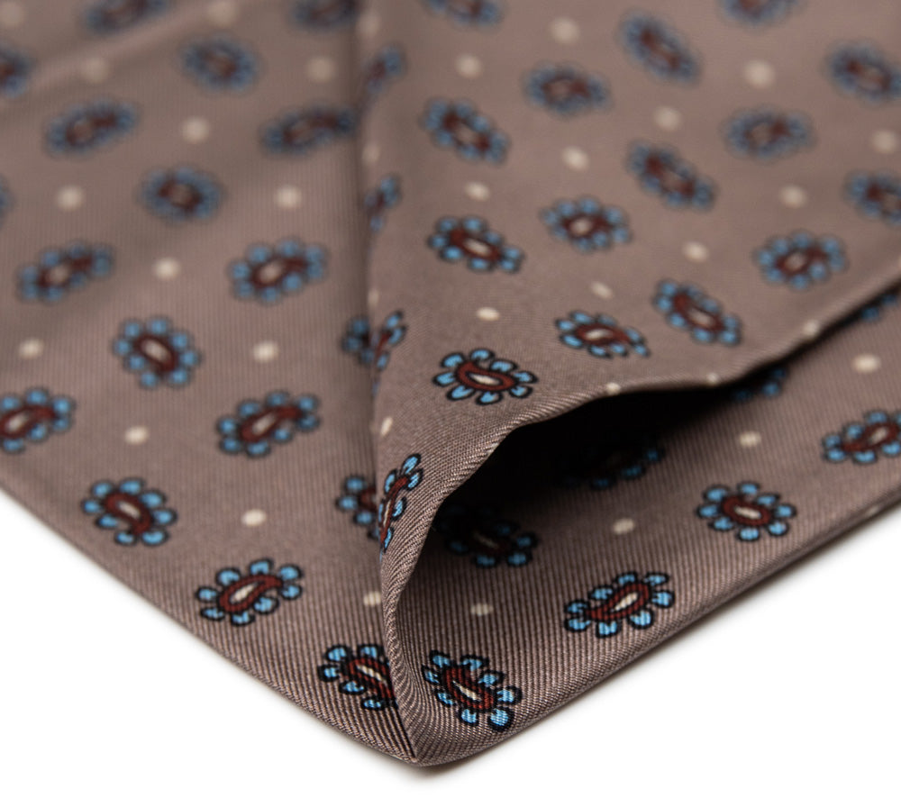 Alter Knabe Girgio Einstecktuch aus Seide front Ansicht geschwungen