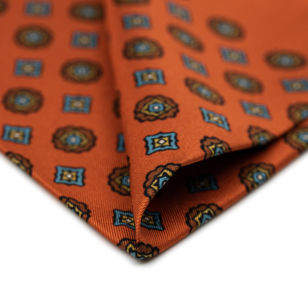 Alter Knabe ARANCIA Einstecktuch aus Seide front Ansicht geschwungen