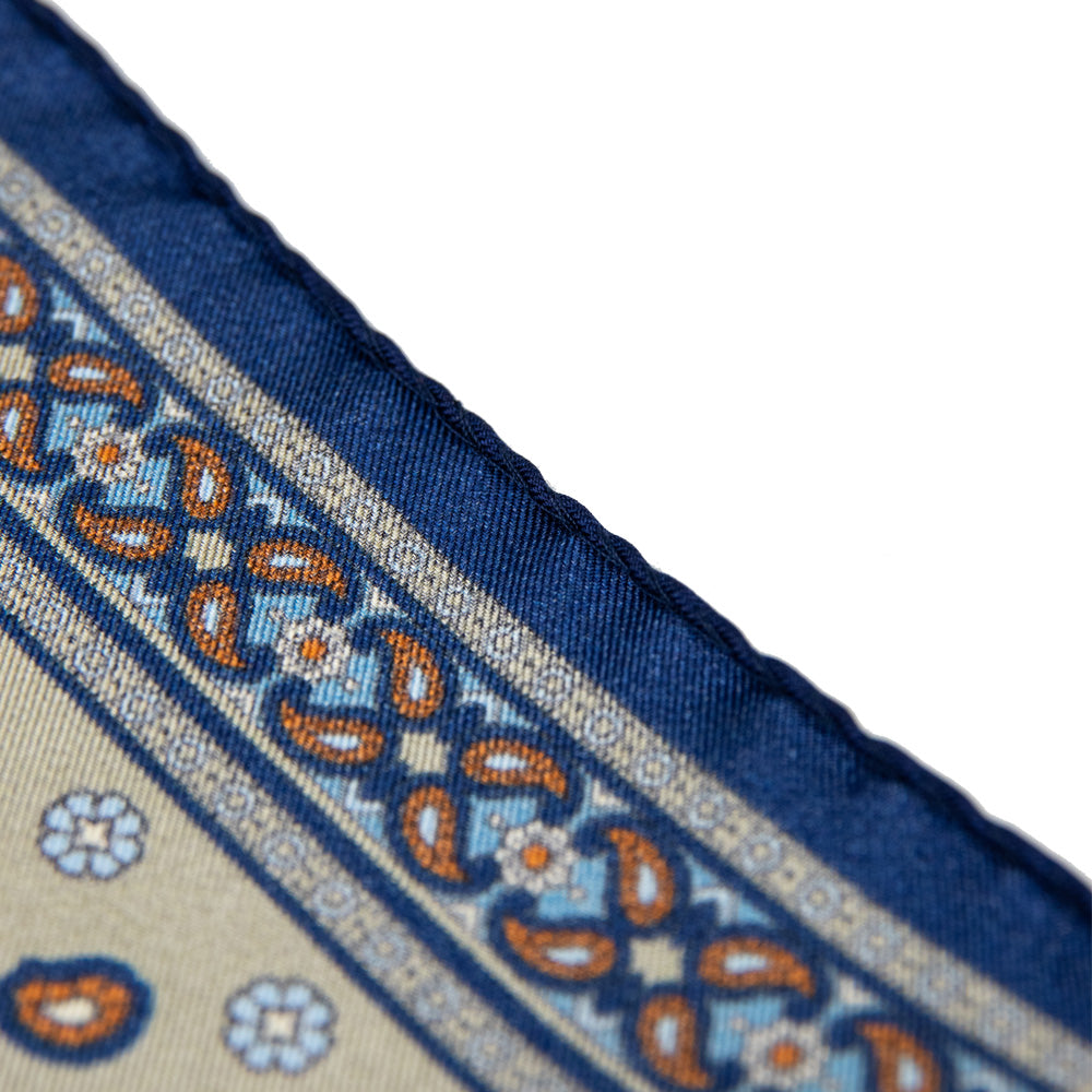 Alter Knabe Einstecktuch VERDE OLIVIA aus SEIDE Rückseite Naht