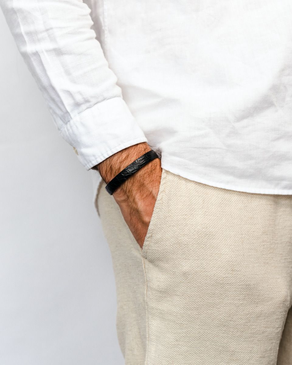 Hirsch SOBEK Leder aus Alligatorflanke in braun Leder Armband in schwarz aus echtem Leder mit Verschluss  für Sie und Ihn Unisex komfortabel zu tragen da der innen Ring aus gerautes Leder ist die Edelstahlschließe ist einstellbar Luxus in Vorarlberg Geschenkideen