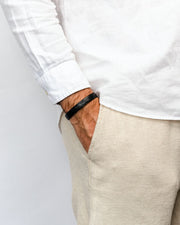 Hirsch SOBEK Leder aus Alligatorflanke in braun Leder Armband in schwarz aus echtem Leder mit Verschluss  für Sie und Ihn Unisex komfortabel zu tragen da der innen Ring aus gerautes Leder ist die Edelstahlschließe ist einstellbar Luxus in Vorarlberg Geschenkideen