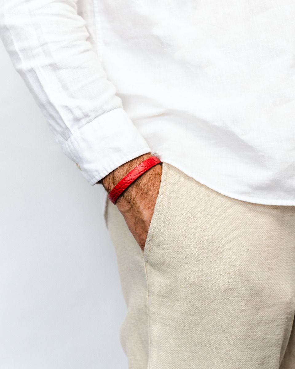 Hirsch SOBEK Leder aus Alligatorflanke in blutorange Leder Armband in schwarz aus echtem Leder mit Verschluss  für Sie und Ihn Unisex komfortabel zu tragen da der innen Ring aus gerautes Leder ist die Edelstahlschließe ist einstellbar Luxus in Vorarlberg Geschenkideen