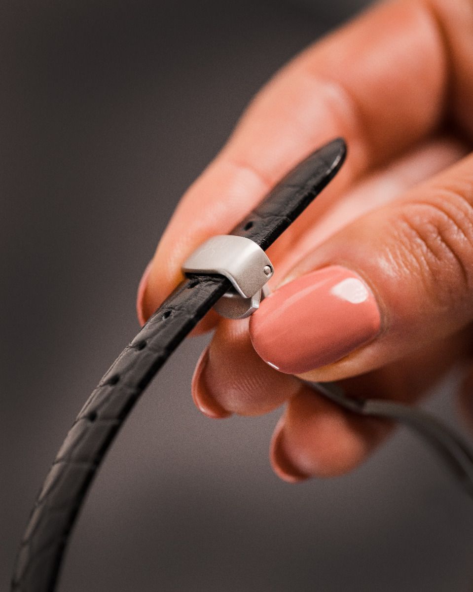 Hirsch SOBEK Leder aus Alligatorflanke in blutorange Leder Armband in schwarz aus echtem Leder mit Verschluss  für Sie und Ihn Unisex komfortabel zu tragen da der innen Ring aus gerautes Leder ist die Edelstahlschließe ist einstellbar Luxus in Vorarlberg Geschenkideen