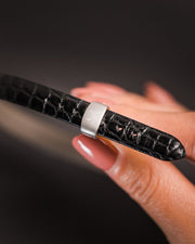 Hirsch SOBEK Leder aus Alligatorflanke in braun Leder Armband in schwarz aus echtem Leder mit Verschluss  für Sie und Ihn Unisex komfortabel zu tragen da der innen Ring aus gerautes Leder ist die Edelstahlschließe ist einstellbar Luxus in Vorarlberg Geschenkideen