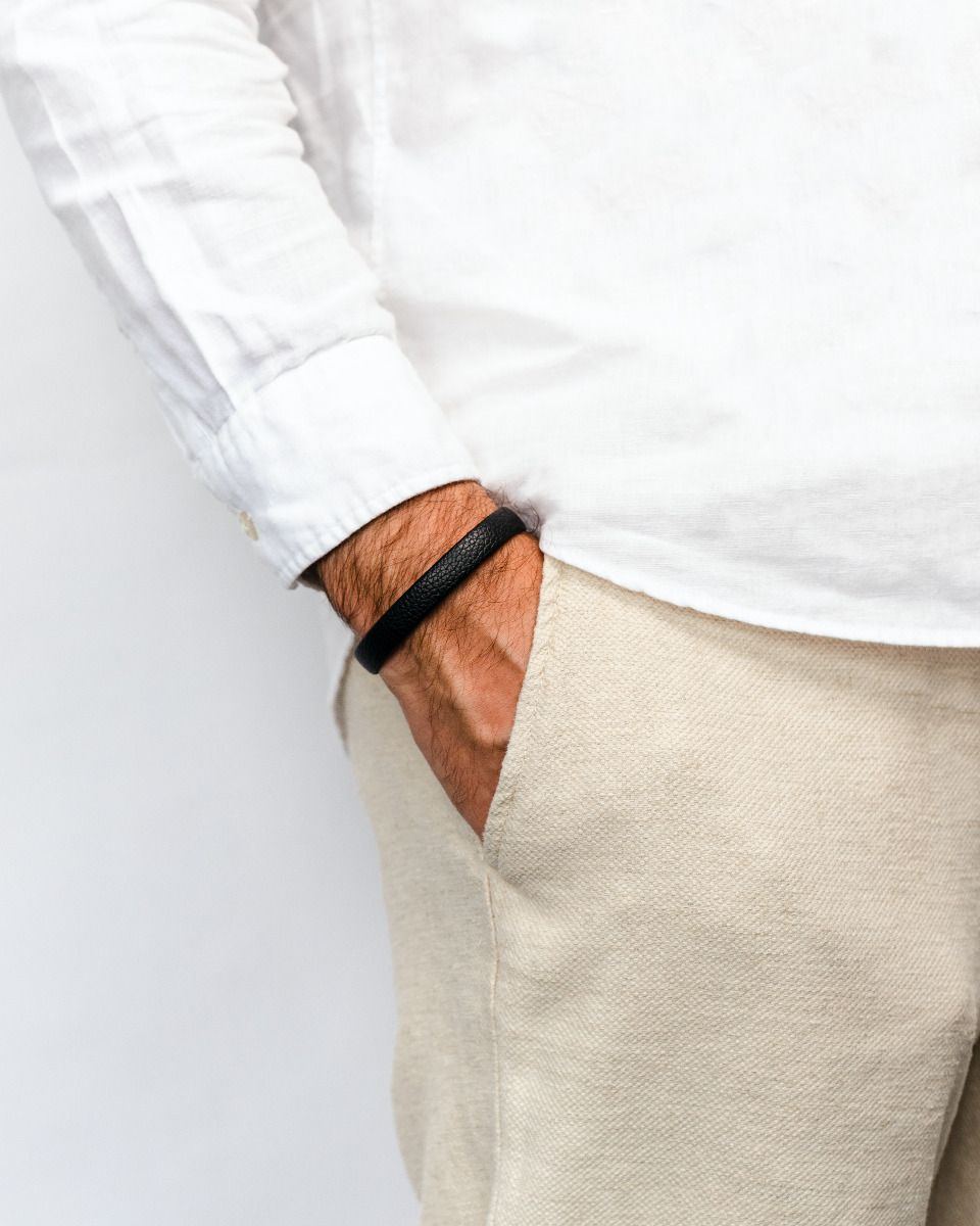 Hirsch SETH Leder Armband in schwarz aus echtem Leder mit Verschluss  für Sie und Ihn Unisex komfortabel zu tragen da der innen Ring aus gerautes Leder ist die Edelstahlschließe ist einstellbar Luxus in Vorarlberg Geschenkideen