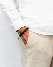 Hirsch SETH Leder Armband in schwarz aus echtem Leder mit Verschluss  für Sie und Ihn Unisex komfortabel zu tragen da der innen Ring aus gerautes Leder ist die Edelstahlschließe ist einstellbar Luxus in Vorarlberg Geschenkideen