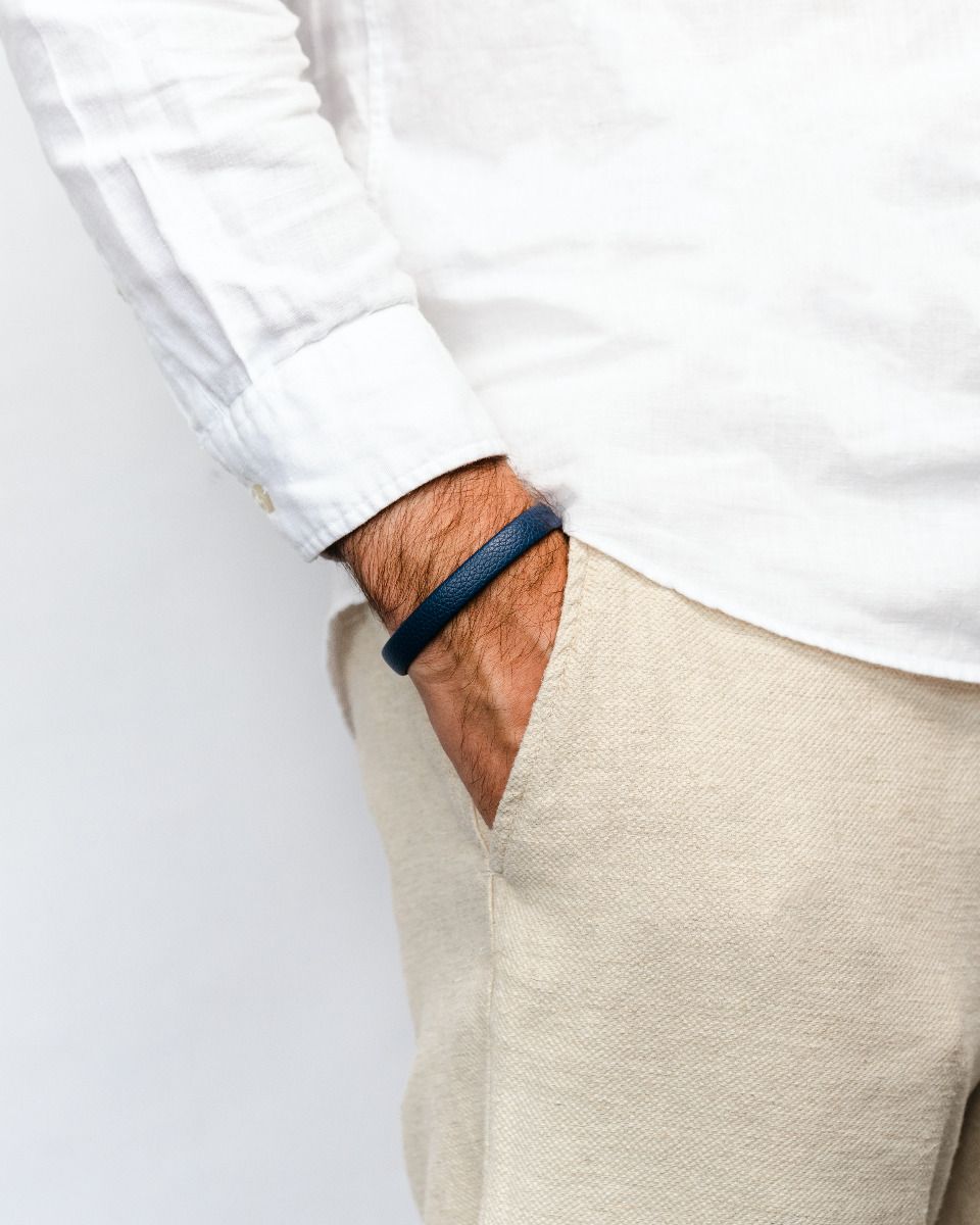 Hirsch SETH Leder Armband in Dunkelblau aus echtem Leder mit Verschluss  für Sie und Ihn Unisex komfortabel zu tragen da der innen Ring aus gerautes Leder ist die Edelstahlschließe ist einstellbar Luxus in Vorarlberg Geschenkideen