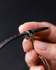 Hirsch SETH Leder Armband in weiß mit Silberstaub aus echtem Leder mit Verschluss  für Sie und Ihn Unisex komfortabel zu tragen da der innen Ring aus gerautes Leder ist die Edelstahlschließe ist einstellbar Luxus in Vorarlberg Geschenkideen