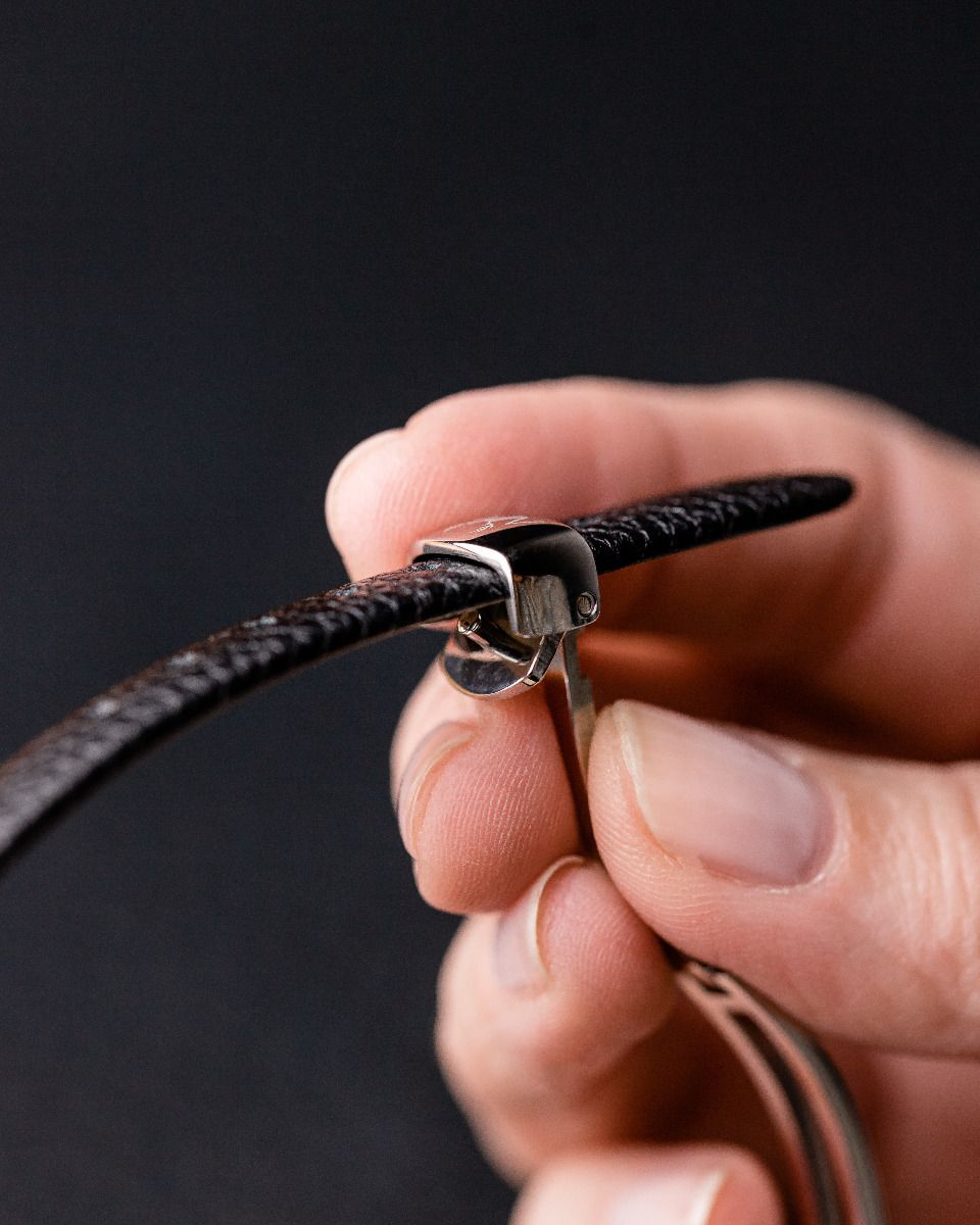 Hirsch SETH Leder Armband in weiß mit Silberstaub aus echtem Leder mit Verschluss  für Sie und Ihn Unisex komfortabel zu tragen da der innen Ring aus gerautes Leder ist die Edelstahlschließe ist einstellbar Luxus in Vorarlberg Geschenkideen