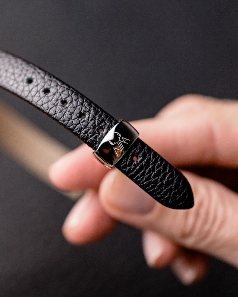 Hirsch SETH Leder Armband in weiß mit Silberstaub aus echtem Leder mit Verschluss  für Sie und Ihn Unisex komfortabel zu tragen da der innen Ring aus gerautes Leder ist die Edelstahlschließe ist einstellbar Luxus in Vorarlberg Geschenkideen