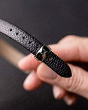 Hirsch SETH Leder Armband in schwarz aus echtem Leder mit Verschluss  für Sie und Ihn Unisex komfortabel zu tragen da der innen Ring aus gerautes Leder ist die Edelstahlschließe ist einstellbar Luxus in Vorarlberg Geschenkideen