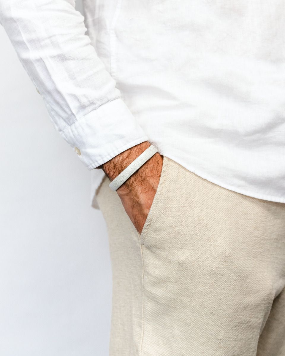 Hirsch SETH Leder Armband in weiß mit Silberstaub aus echtem Leder mit Verschluss  für Sie und Ihn Unisex komfortabel zu tragen da der innen Ring aus gerautes Leder ist die Edelstahlschließe ist einstellbar Luxus in Vorarlberg Geschenkideen