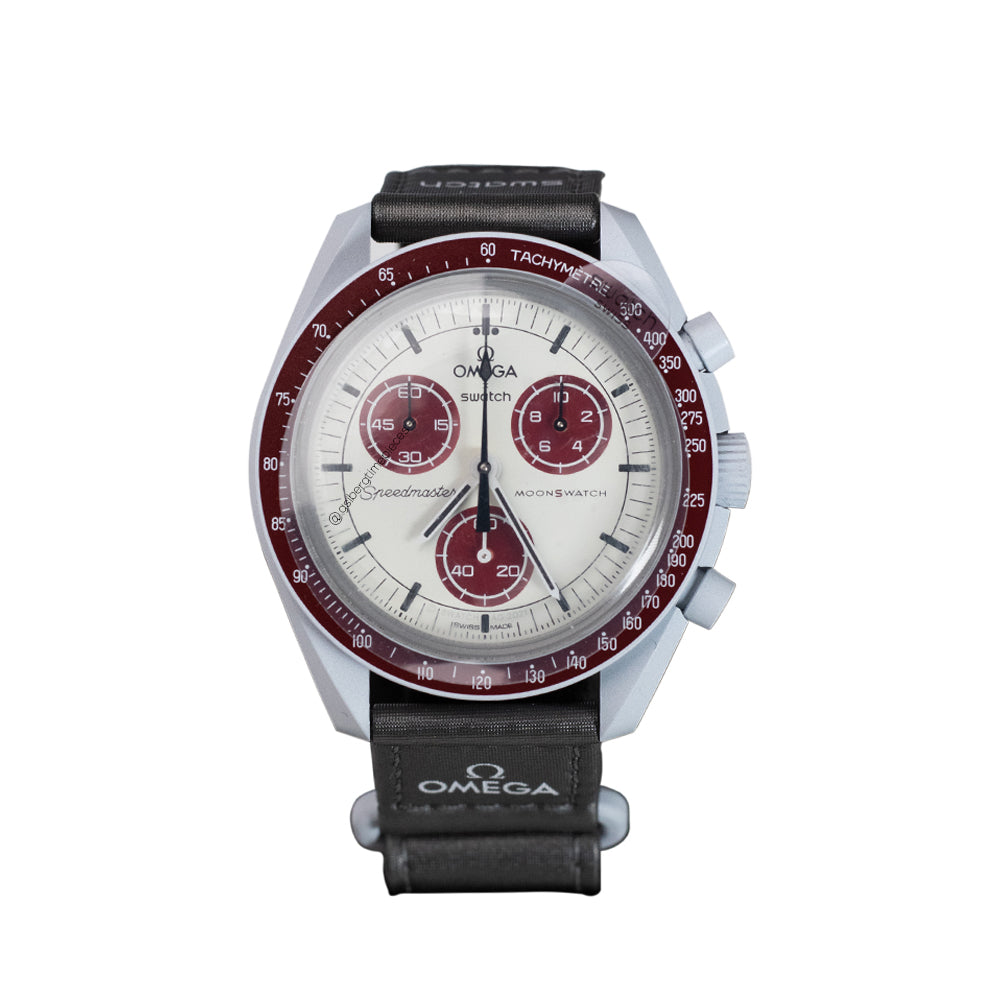 Swatch Omega Mission to Pluto Swatch Uhr mit Omega kollaboriert bekannt auch als Moon Watch in diesem Fall die Moon Swatch mit einem zuverlässigen Quarz Werk Farbe Grau mit bordeaux rot akzente Luxus in Vorarlberg Geschenkideen