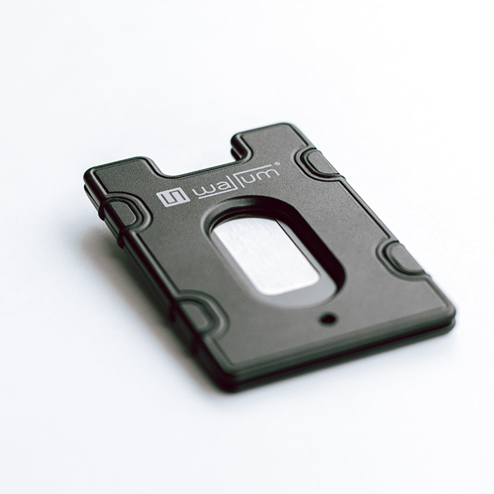 Wallum Wallet M1 ist ein Geldtasche oder besser gesagt ein Kartenhalter mit zusätzlichem Geldschein halter von Visitenkarte bis hin zu Kreditkarte und sonstige Karten wird in Vorarlberg hergestellt CNC Maschinen Material aus Aluminium Farbe schwarz eloxiert Luxus aus Vorarlberg Geschenkideen