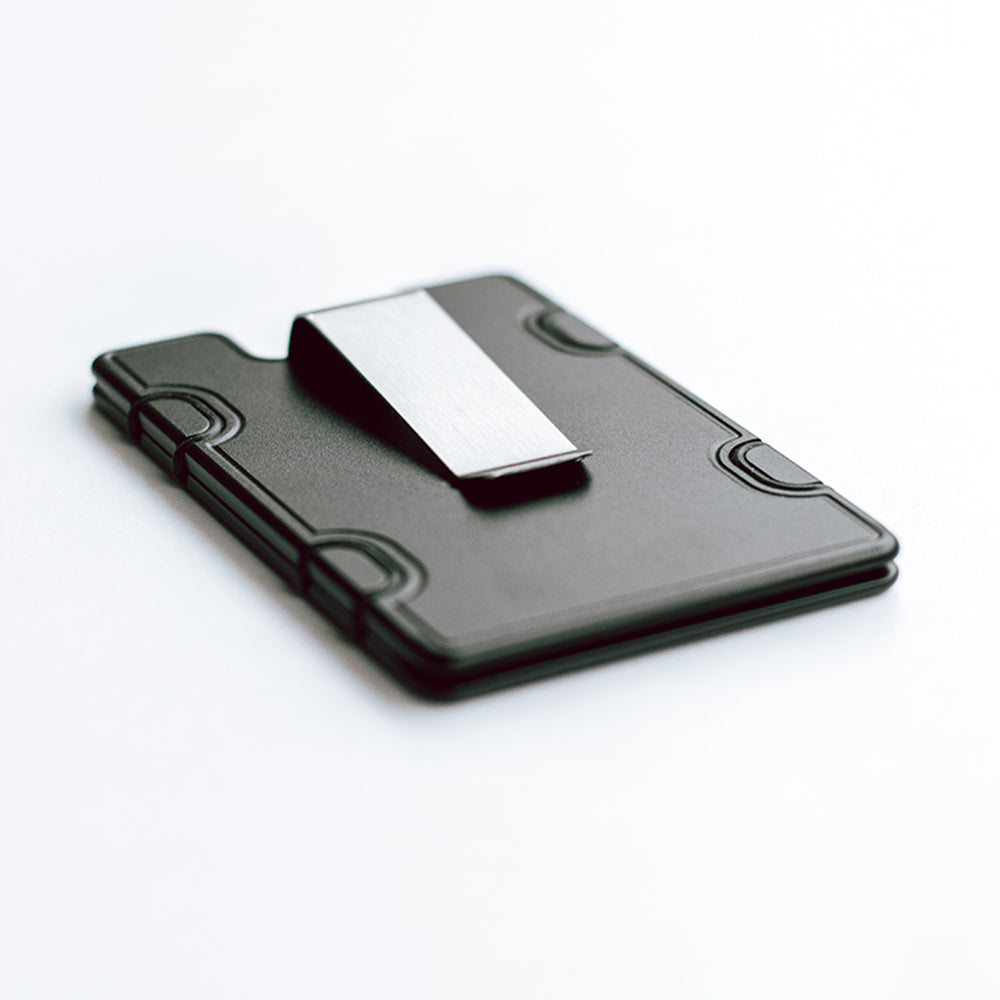 Wallum Wallet M1 ist ein Geldtasche oder besser gesagt ein Kartenhalter mit zusätzlichem Geldschein halter von Visitenkarte bis hin zu Kreditkarte und sonstige Karten wird in Vorarlberg hergestellt CNC Maschinen Material aus Aluminium Farbe schwarz eloxiert Luxus aus Vorarlberg Geschenkideen