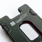 Wallum Wallet M1 ist ein Geldtasche oder besser gesagt ein Kartenhalter mit zusätzlichem Geldschein halter von Visitenkarte bis hin zu Kreditkarte und sonstige Karten wird in Vorarlberg hergestellt CNC Maschinen Material aus Aluminium Farbe schwarz eloxiert Luxus aus Vorarlberg Geschenkideen