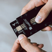 Wallum Wallet M1 ist ein Geldtasche oder besser gesagt ein Kartenhalter mit zusätzlichem Geldschein halter von Visitenkarte bis hin zu Kreditkarte und sonstige Karten wird in Vorarlberg hergestellt CNC Maschinen Material aus Aluminium Farbe schwarz eloxiert Luxus aus Vorarlberg Geschenkideen