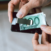 Wallum Wallet M1 ist ein Geldtasche oder besser gesagt ein Kartenhalter mit zusätzlichem Geldschein halter von Visitenkarte bis hin zu Kreditkarte und sonstige Karten wird in Vorarlberg hergestellt CNC Maschinen Material aus Aluminium Farbe schwarz eloxiert Luxus aus Vorarlberg Geschenkideen